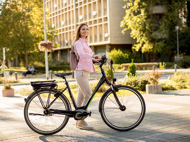 Junge Frau fährt ein E-Bike in Berlin