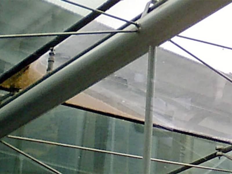 Bei defekten Glasdächern in Berlin sind die Profis der Firma Lippold gefragt.