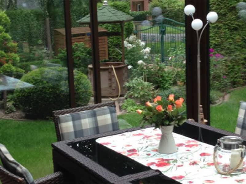 Terrasse mit ansprechend gedecktem Tisch. iske & goetz GbR Fredersdorf sind Spezialisten für Terrassenverglasung